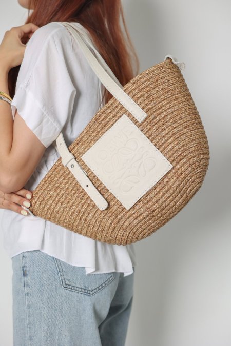 شنطة قش - LOEWE - قش / شعار ابيض <br> <span class='text-color-warm'>نفدت الكمية</span>